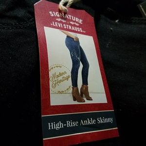 Signature Levi Strauss black ankle skinny jeans